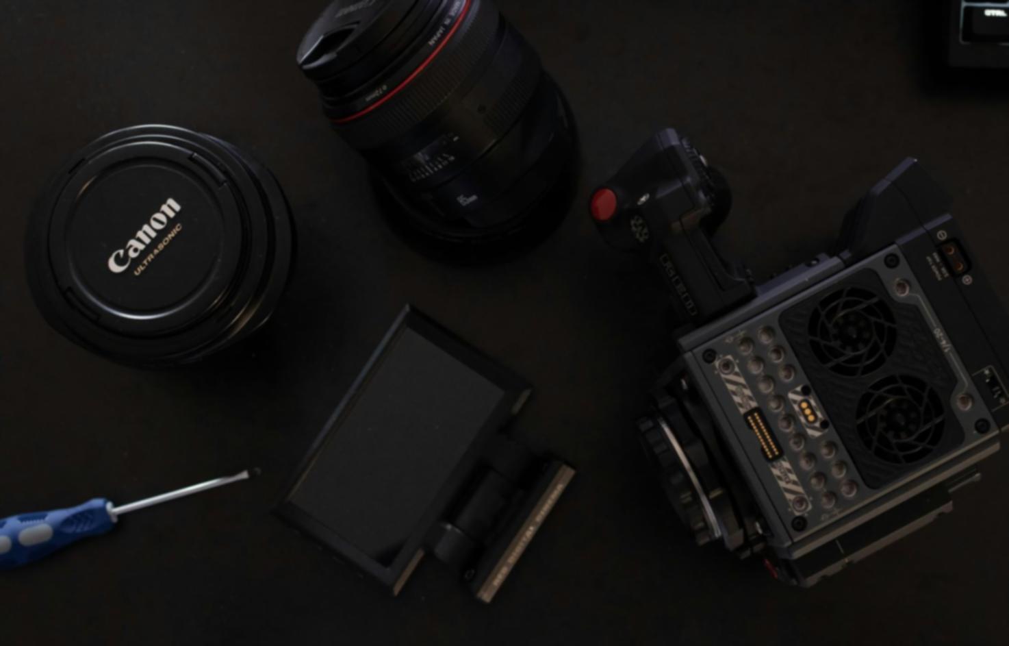 Студенти працюють над відеопроєктами в сучасному класі