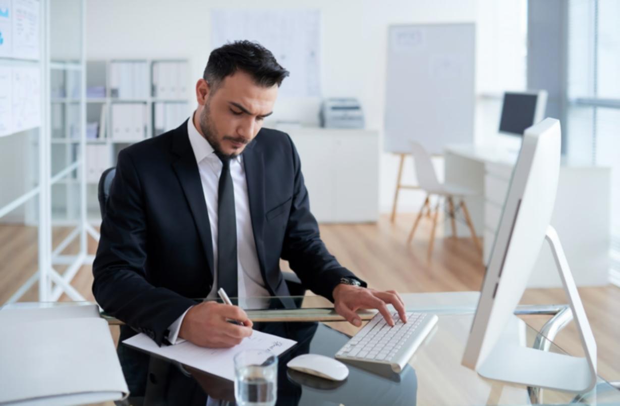 Робоче місце монтажера з кількома моніторами